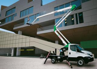 22-10 HQ Comet Trailer Mounted Articulating Boom Lifts