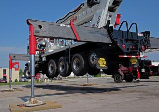 E160 E-Line Elliott Equipment Truck Mounted Telescopic Boom Lifts