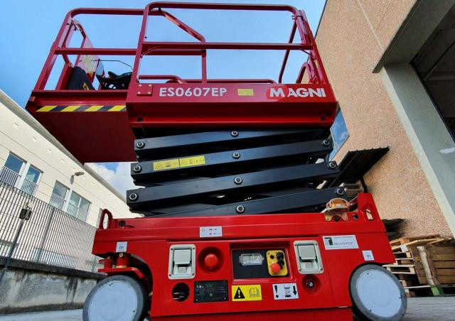 MAGNI ES0607EP Wheeled scissor lifts (2018 - 2024) Specifications & Dimensions
