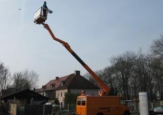 HM 16 KA Blumenbecker - Hubmeister® Trailer Mounted Articulating Boom Lifts