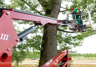 Lightlift 14.70 IIIS Hinowa Crawler Articulating Boom Lifts
