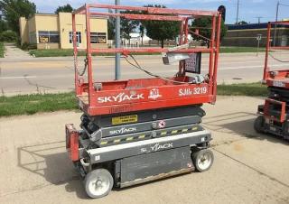 SJM 3219 Skyjack Wheeled scissor lifts