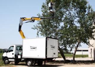 X VAN 12-4.5 Comet Trailer Mounted Articulating Boom Lifts